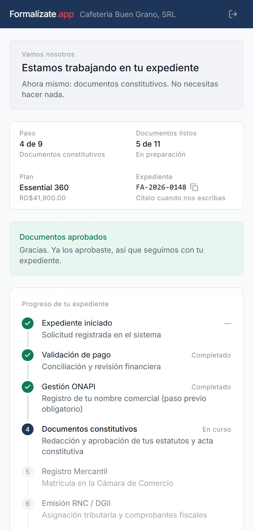 Panel del cliente en app.formalizate.app: el expediente FA-2026-0148 va por el paso 4 de 9, documentos constitutivos, con validación de pago y gestión ONAPI ya completadas.